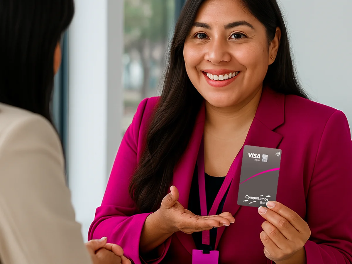 Asesora sonriendo con tarjeta Compartamos Banco