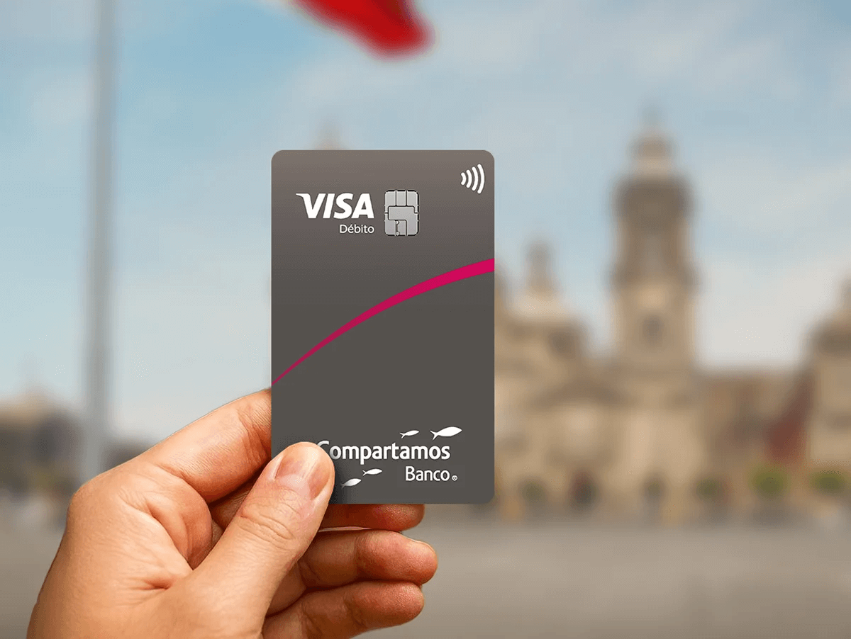 Manos sosteniendo tarjeta compartamos banco